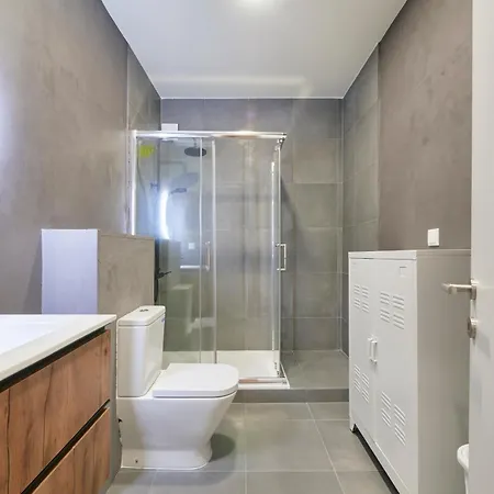 Modern 2 Bed In Campolide Near Amoreiras דירה *