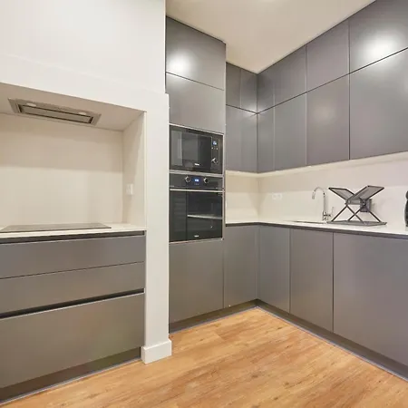 דירה Modern 2 Bed In Campolide Near Amoreiras ליסבון