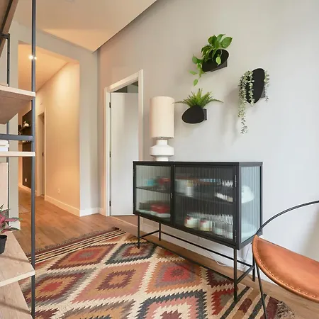 Modern 2 Bed In Campolide Near Amoreiras דירה *