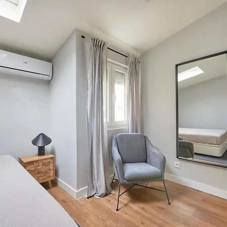 Modern 2 Bed In Campolide Near Amoreiras *