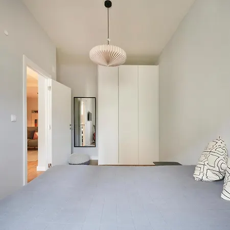 Modern 2 Bed In Campolide Near Amoreiras Apartment